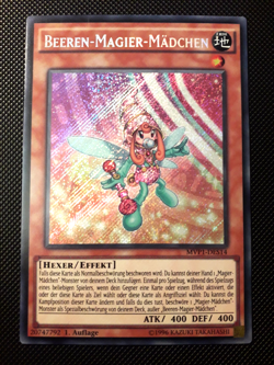 Yu-Gi-Oh! Beeren-Magier-Madchen, MVP1-DES14, Secret Rare, 1. Auflage, Near Mint - Image 1