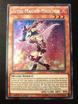 Yu-Gi-Oh! Apfel-Magier-Madchen, MVP1-DES15, Secret Rare, 1. Auflage, Near Mint - Image 1