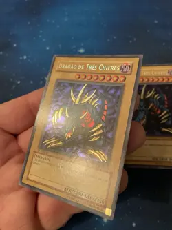 2x Yu-Gi-Oh! 2002 TRI-HORNED DRAGON 1st SECRET LDB-P000 Portuguese LOB Exc - NM - Image 3
