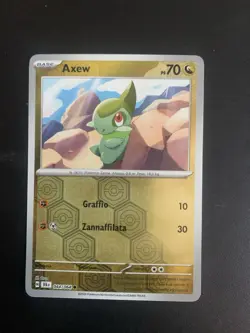 Carta Pokemon Axew Holo Reverse 044/064 Ita Italiano Segreto Fiabesco - Image 1