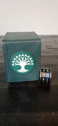 *USED* Magic: The Gathering - Guilds of Ravnica Alcove Flip/Deck Box (Selesnya) - Image 1