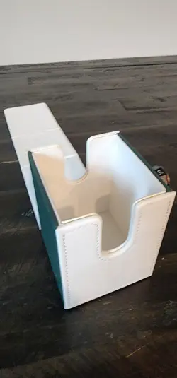 *USED* Magic: The Gathering - Guilds of Ravnica Alcove Flip/Deck Box (Selesnya) - Image 2