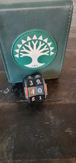 *USED* Magic: The Gathering - Guilds of Ravnica Alcove Flip/Deck Box (Selesnya) - Image 3