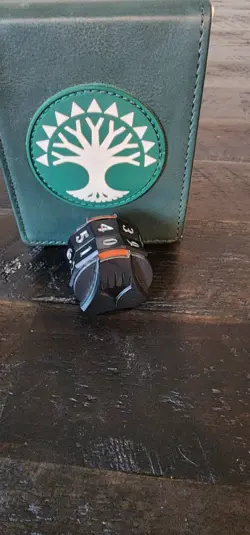 *USED* Magic: The Gathering - Guilds of Ravnica Alcove Flip/Deck Box (Selesnya) - Image 4