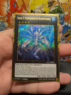 ?? Yu-Gi-Oh Number 37: Hope Woven Dragon Spider Shark PGL3-EN007 ( German ) ?? - Image 1
