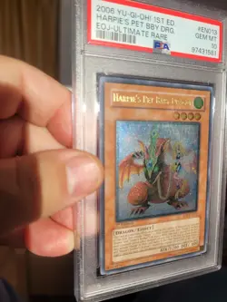 PSA 10 - YUGIOH - 2006 - EOJ-EN013 - HARPIE'S PET BABY DRAGON - ULTIMATE RARE - Image 2