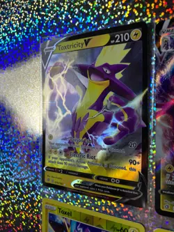 Pokemon TCG: Rebel Clash: Full Art 071/192 Toxtricity VMAX; 070/192 Toxtricity V - Image 4
