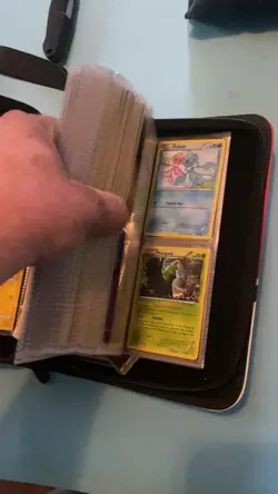 Mystery Lot of 800+ Pokemon Cards in Binders Collection - Image 2