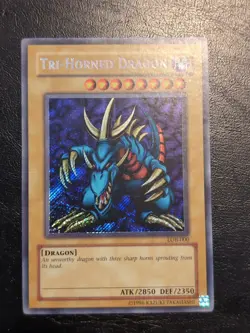 Yu-Gi-Oh! SECRET RARE HOLO TRI-HORNED DRAGON LOB-000 1996 VINTAGE PRINT LP - Image 1