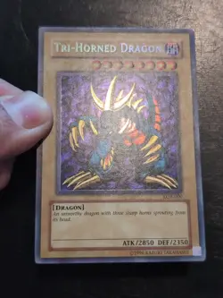 Yu-Gi-Oh! SECRET RARE HOLO TRI-HORNED DRAGON LOB-000 1996 VINTAGE PRINT LP - Image 2