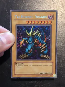Yu-Gi-Oh! SECRET RARE HOLO TRI-HORNED DRAGON LOB-000 1996 VINTAGE PRINT LP - Image 3