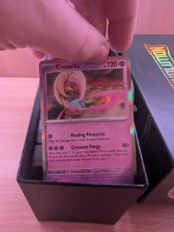 Roughly 540 Cards - Pokemon Bulk Lot in ETB - Image 2