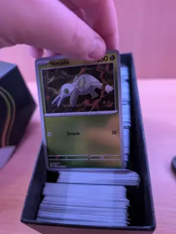 Roughly 540 Cards - Pokemon Bulk Lot in ETB - Image 5