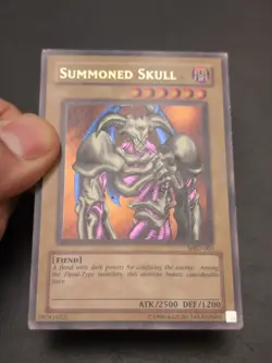 Yu-Gi-Oh! ULTRA RARE CARD SUMMONED SKULL MRD-003 1996 VINTAGE PRINT MP - Image 2