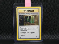 👾 THE ROCKET'S TRAINING GYM RARE Stadium Card | Pokemon Gym Heroes #104 - Image 3