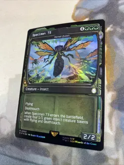 Specimen 73 - Hornet Queen (Showcase FOIL) - Universes Beyond: Fallout (PIP) NM - Image 4