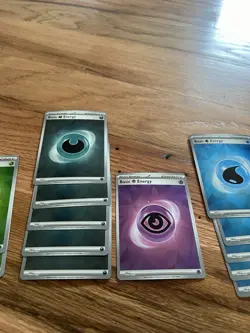 Pokemon: Prismatic Evolutions BULK LOT of 550 CARDS PLUS POKEBALL, HOLO ENERGIES - Image 3