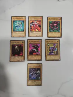 Yu-Gi-Oh! 7-Card Lot - Red-Eyes B. Dragon (SDJ-001) + Man-Eating Treasure Chest - Image 1
