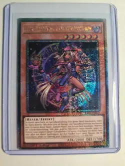 Yu-Gi-Oh! Auszubildende Illusionsmagierin RA04-DE023 · QCSCR · DE • NM - Image 1