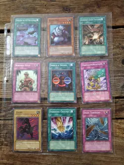 Old Yugioh Cards - Lot J - Image 1