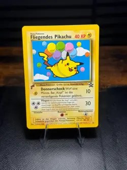 Fliegendes Pikachu (Flying Pikachu) 25 - World Collection Promo - WOTC - Stamped - Image 1