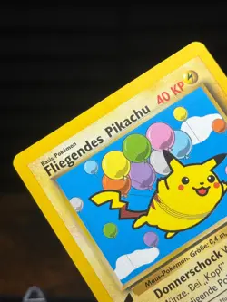 Fliegendes Pikachu (Flying Pikachu) 25 - World Collection Promo - WOTC - Stamped - Image 3