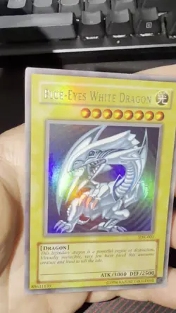 Yu-Gi-Oh Blue-Eyes White Dragon SDK-001 MAX FULL HOLO BLEED MISPRINT LP - Image 2