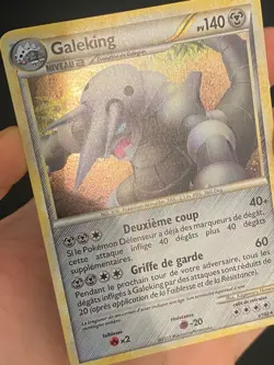 CARTE POKEMON GALEKING 1/102 FR HOLO HS TRIOMPHE - TBE/EXC - Image 2
