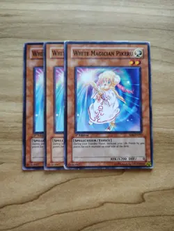 Yu-Gi-Oh! - White Magician Pikeru 3X - Complete Playset - Image 1