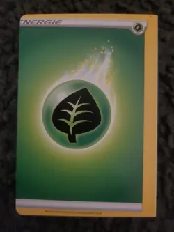 Ultrare Card Printing Error Pokemon Energie 2020 NM De Grass - Image 1