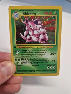 Nidoking 1st Edition Pokemon 1999 Base Set 11/102 Holo Artcard/Deko. - Image 1