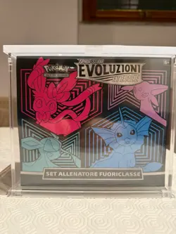 Pokemon Set Allenatore Fuoriclasse Evoluzioni Eteree [SEGV] ITA SEALED teca incl - Image 1