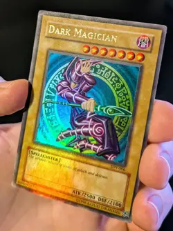 Yu-Gi-Oh Dark Magician SDY-006 MAX FULL HOLO BLEED MISPRINT - Image 1