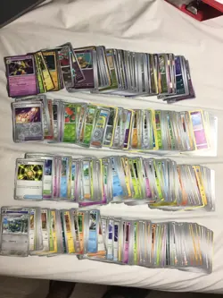 185 REVERSE/HOLO AND 387 COMMON CARDS POKEMON LOT - Image 1
