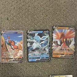 Pokemon TCG SPANISH Holo & V Card Lot - Zapdos, Glaceon, Articuno + Bulk & Tin - Image 2