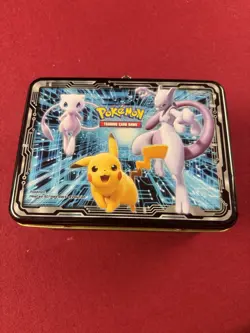 2019 Pokemon collectors tin/lunchbox loaded with over 1000 Pokemon cards. - Image 1