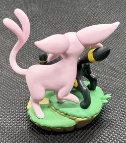 Pokemon TCG - Prismatic Evolutions Figure Collection Sleeves, Pin and Figurine - Image 2