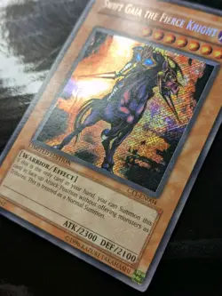 YU-GI-OH SWIFT GAIA THE FIERCE KNIGHT CT1-EN004 SECRET RARE HOLO BLEED LP - Image 2