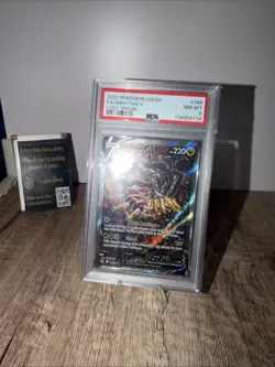 PSA 8 2022 POKEMON SWORD & SHIELD LOST ORIGIN #186 FULL ART/GIRATINA V - Image 2