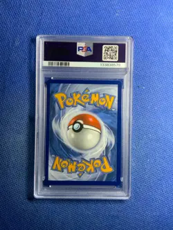 2025 POKEMON PROFESSOR'S RESEARCH 122/131 POKEBALL HOLO PRE EN Psa 7 - Image 2