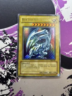 Yugioh Blue-Eyes White Dragon SDK-001 Ultra Rare Unlimited DMG - Image 1