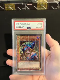 2024 YU-GI-OH! MP24-25TH ANV TIN: DUELING MIRRORS DARK MAGICIAN GIRL PSA 8 - Image 3