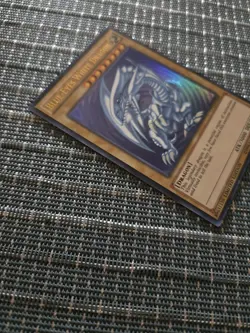 YuGiOh Ultra Rare Holofoil Card Blue Eyes White Dragon CT13-EN008 Kaiba Art - Image 3