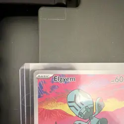 Pokemon Elgyem 120/086 Sv: Black Bolt Illustration Rare Full Art Holo 2025 - Image 2