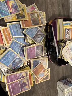 TIN OF MIXED HOLO, REVERSE HOLO AND ASSORTED POKEMON CARDS - Image 4
