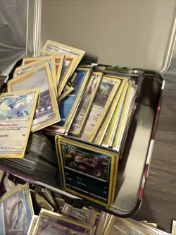 TIN OF MIXED HOLO, REVERSE HOLO AND ASSORTED POKEMON CARDS - Image 5