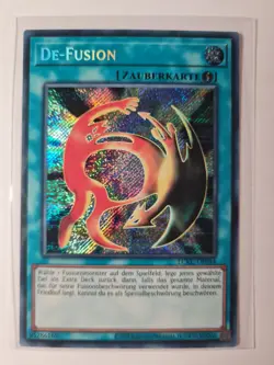 Yu-Gi-Oh! De-Fusion • LCKC-DE044 • Secret Rare • Deutsch • NM - Image 1
