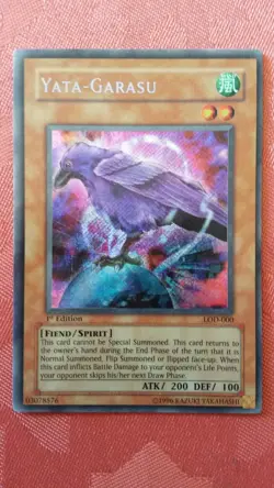 Yu-Gi-Oh! Yata-Garasu LOD-000 1st Ed Secret Rare NEAR MINT Full Holo Bleed Error - Image 2