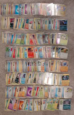 Huge lot of 700 Pokemon Cards - Image 1