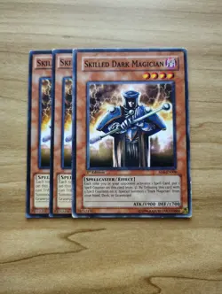 Yu-Gi-Oh! - Skilled Dark Magician 3X - Complete Playset - Image 1
